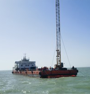 河北黄骅锚地打捞集装箱作业